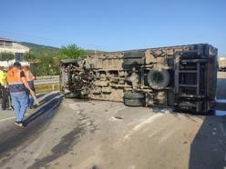 Samsun'da kamyon devrildi, sürücü yara almadan kurtuldu