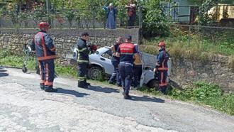 Otomobil istinat duvarına çarptı; sürücü öldü, eşi ağır yaralandı