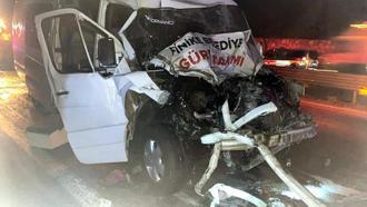 Kırkpınar güreşçilerini taşıyan minibüs TIR'a çarptı: 9 yaralı (3)