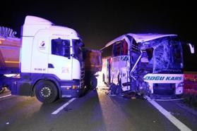 Anadolu Otoyolu'nun Bolu geçişinde TIR ile yolcu otobüsü çarpıştı: 1'i ağır 18 yaralı