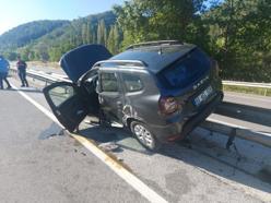 Amasya'da, bariyerde askıda kalan otomobilde 4 yaralı