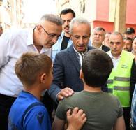 Bakan Uraloğlu, bisikletleri sele kapılan çocuklara yenilerini hediye etti