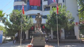 Balyozla Atatürk heykeline saldıran şüpheli gözaltına alındı