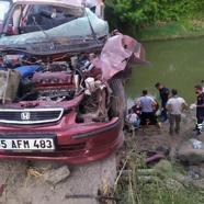 Samsun'da korkuluklara çarpan otomobilin sürücüsü köprüden düştü: 3 yaralı