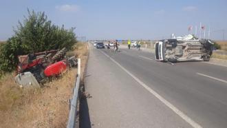 Adana'da panelvan traktöre çarptı: 2 yaralı
