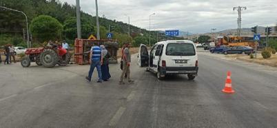 Amasya'da hafif ticari araç traktöre çarptı: 2'si çocuk 5 yaralı