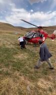 Arı sokması sonucu fenalaşan kadın, ambulans helikopterle hastaneye ulaştırıldı