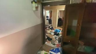 Gaziosmanpaşa'da evden 5 ton çöp çıktı