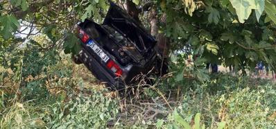 Ağaca çarpan otomobilin sürücüsü ile arkadaşı öldü