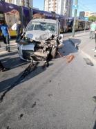 Zeytinburnu'nda hafif ticari araç tramvay yoluna girdi: 1 yaralı