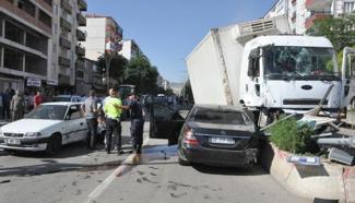Yozgat'ta kamyon, 8 araca çarptı: 3 yaralı