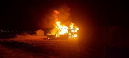 Kamp ateşi, çadırı yaktı