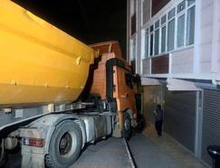 Maltepe’de el freni çekilmeyen hafriyat kamyonu yokuş aşağı kayıp, 6 araca çarptı: 'Aracımın yerinde TIR gördüm'