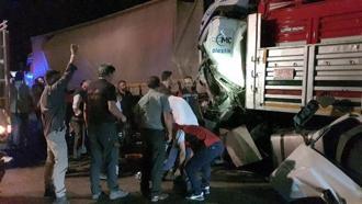 Park halindeki TIR'a arkadan çarpan TIR'ın sürücüsü öldü