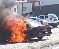 Elazığ’da park halindeki otomobil alev alev yandı