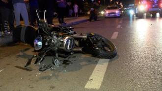 Kartal'da motosiklet ile çarpışan otomobilin sürücüsü, aracını bırakıp kaçtı: 2 yaralı