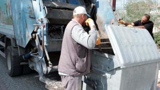 Bergama'da çöp konteynerleri yıkanıp, dezenfekte ediliyor