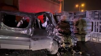 Esenler'de minibüsün çarptığı kamyon devrildi: 3 yaralı