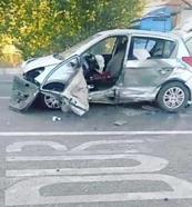 Kamyonet ile otomobil çarpıştı: 1 ölü, 4 yaralı