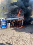 Restoran bacasında çıkan yangın, bitişikteki binaya da sıçradı