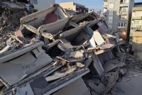 Ağır hasarlı bina yıkım sırasında çöktü, 2 binaya zarar verdi