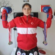 (ÖZEL) Babasının ısrarıyla haltere başlayan Medine, Türkiye şampiyonu oldu