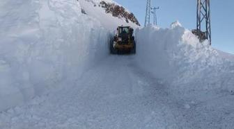 Yüksekova'da 7 kilometrelik yol, 4 metrelik kardan temizlendi