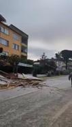 Yalova'da fırtınanın savurduğu çatı 2 kişiye çarptı