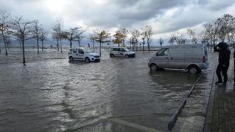 Kocaeli'de 4 katlı binanın çatısı, yan binanın üzerine uçtu (3)
