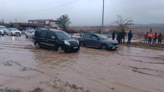 Kırıkkale'de sağanak; dere taştı, yol suyla kaplandı