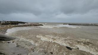 Akçakoca’da fırtınada dev dalgalar dalgakıranları aştı