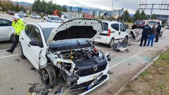 Amasya’da otomobil ve hafif ticari çarpıştı: 3 yaralı