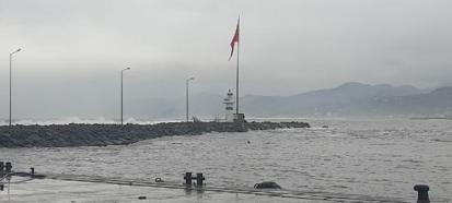 Trabzon’da dalgalarla fotoğraf çekilen 2 genç, denizde kayboldu