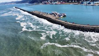 Trabzon'da 6 askerin denizden kurtarıldığı bölgede dalgalar dindi, hasar ortaya çıktı