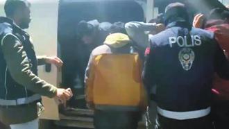 Osmaniye'de, polisin durdurduğu kamyonetten 6 kaçak göçmen çıktı