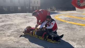 Bahçesaray'da kazada yaralandı, ambulans helikopterle Van'a sevk edildi