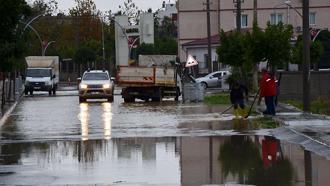 Antalya'da kuvvetli yağış; evlerin bahçeleri ile seraları su bastı