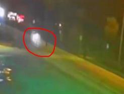 Otomobilin çarptığı kadın kurtarılamadı; kaza anı kamerada
