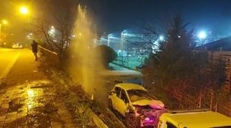Beykoz'da bariyerlere saplanan otomobil, itfaiyenin su takviye musluğunu kırıp alt yola düştü: 1 yaralı