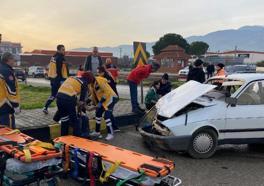 Manisa'da 2 otomobil çarpıştı; 8 yaralı