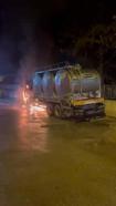 İzmir’de park halinde bulanan süt tankeri alev aldı