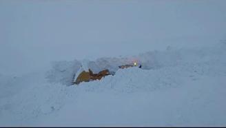 Karlıova'da kar 4 metreyi geçti, iş makinesi gözden kayboldu