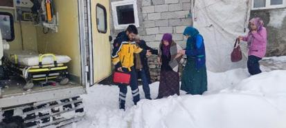 Yolu kardan kapanan mezrada rahatsızlanan hamile kadın, paletli ambulansla alındı
