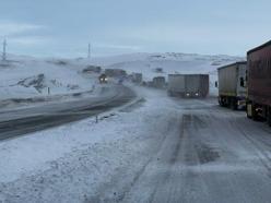 Tendürek Geçidi kardan kapandı, çoğu TIR onlarca araç mahsur kaldı