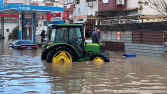 İzmir'de sağanak; Dikili'de ev ve iş yerlerini su bastı, okullar tatil edildi