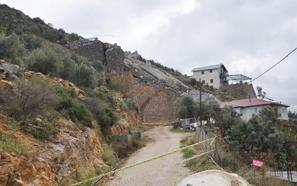 İstinat duvarı yıkılan arazide 3 katlı inşaat çöktü