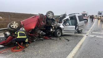 Lüleburgaz'da otomobil ile hafif ticari araç çarpıştı: 2 ölü, 1 yaralı