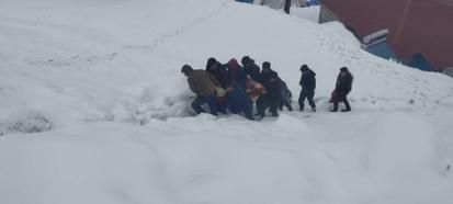 Siirt'te kardan kapalı yol 3 saatte açıldı, kalp hastası kadın hastaneye kaldırıldı