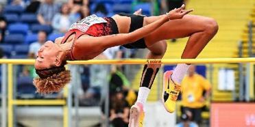 Milli Atlet Buse Savaşkan, 1.91 m atlayarak salon Türkiye rekorunu kırdı