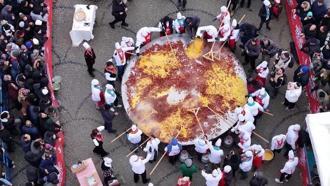 Festivalde 7,5 ton sucuk dağıtıldı, dev tavada sucuklu yumurta pişirildi